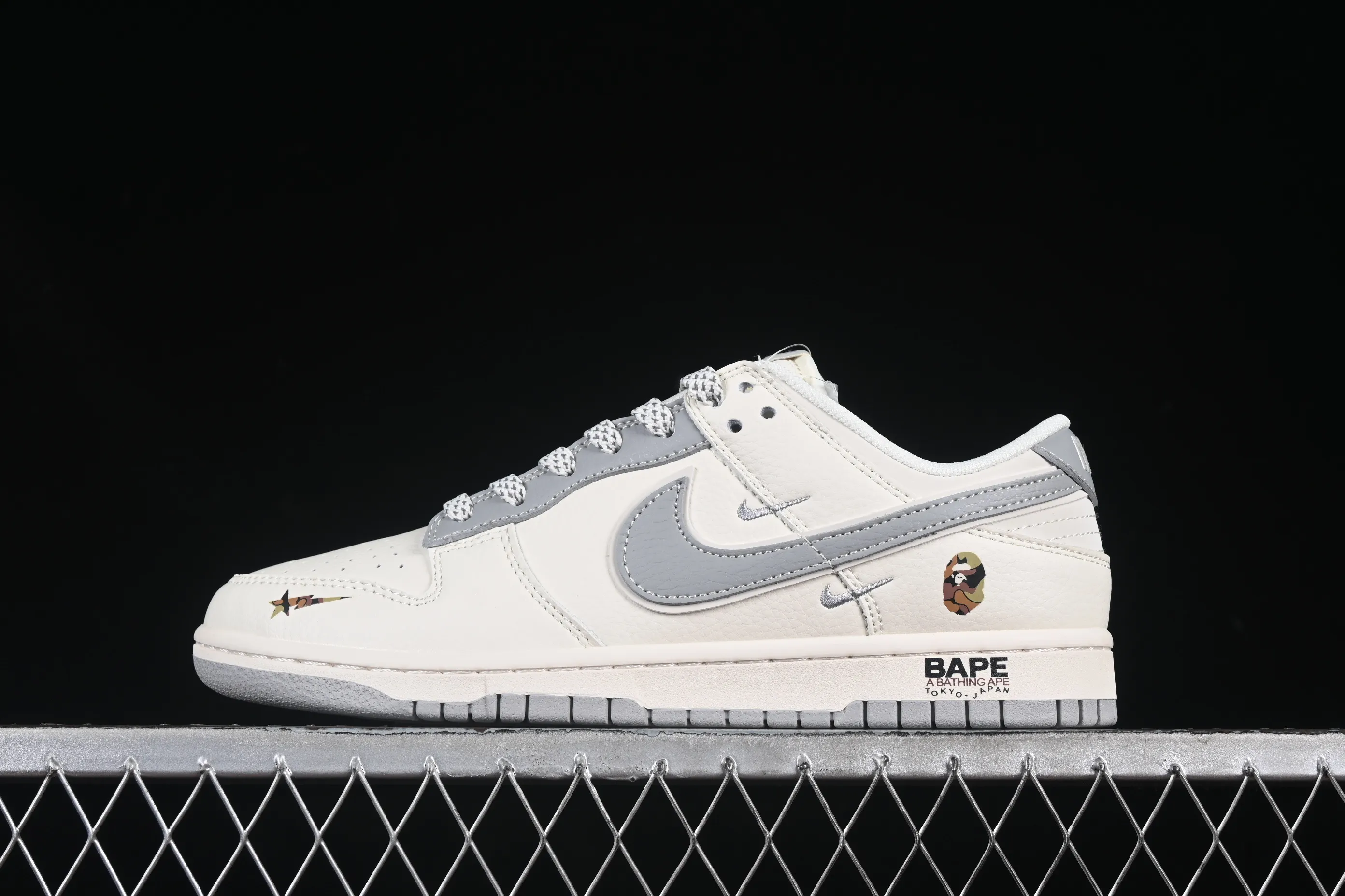 All categories Nk SB Dunk Series Nk SB Dunk Low High-end customized low-top sneakers Nk SB Dunk Low Bape co-branded Beige Gray Anniversary high-end customized low-top casual sneakers XS6089-508